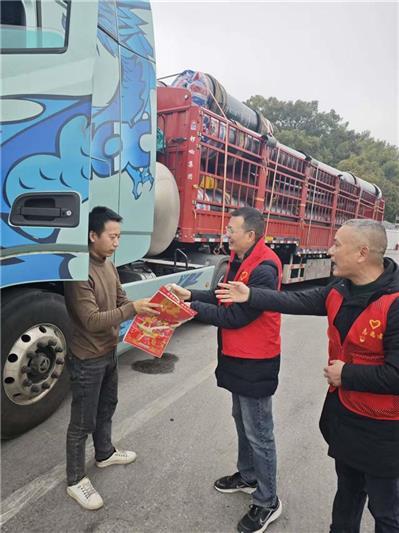 市公路事业发展中心依托兴溪桥驿站，开展“窑火红”志愿服务。党员干部深入一线，为旅途司乘人员送上新春福袋与节日祝福。 （特约通讯员 张尧 通讯员 吴忆晨 摄）