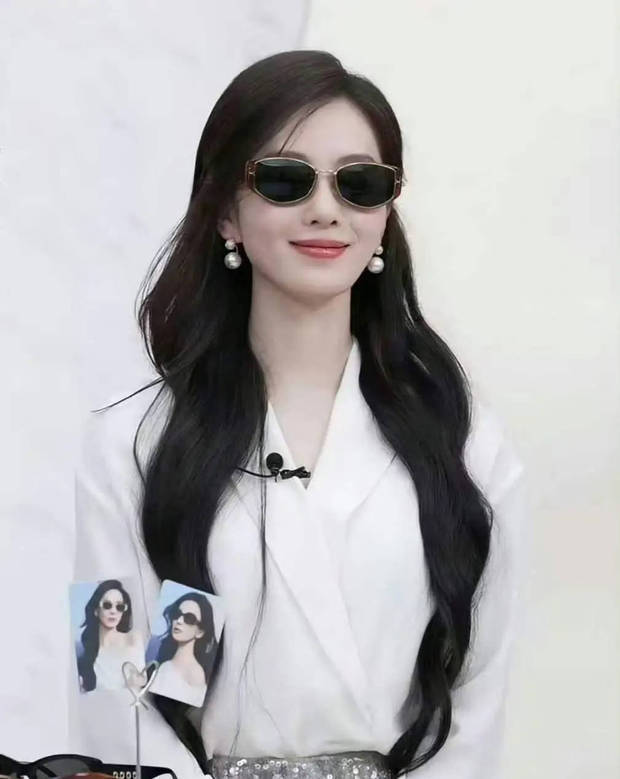 刘诗诗戴墨镜，黑卷发造型吸睛。