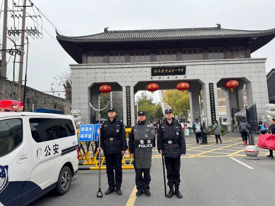 澧县公安局巡特警大队民辅警在澧县一中开展护校执勤.jpg