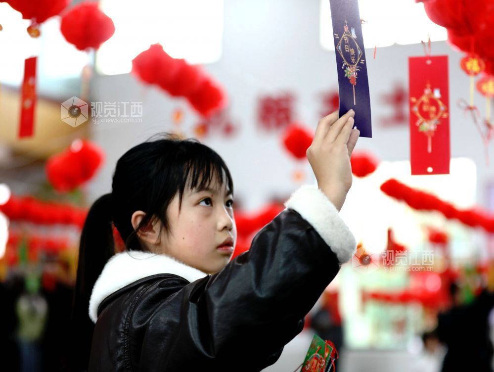 江西分宜:猜灯谜 闹元宵(图)