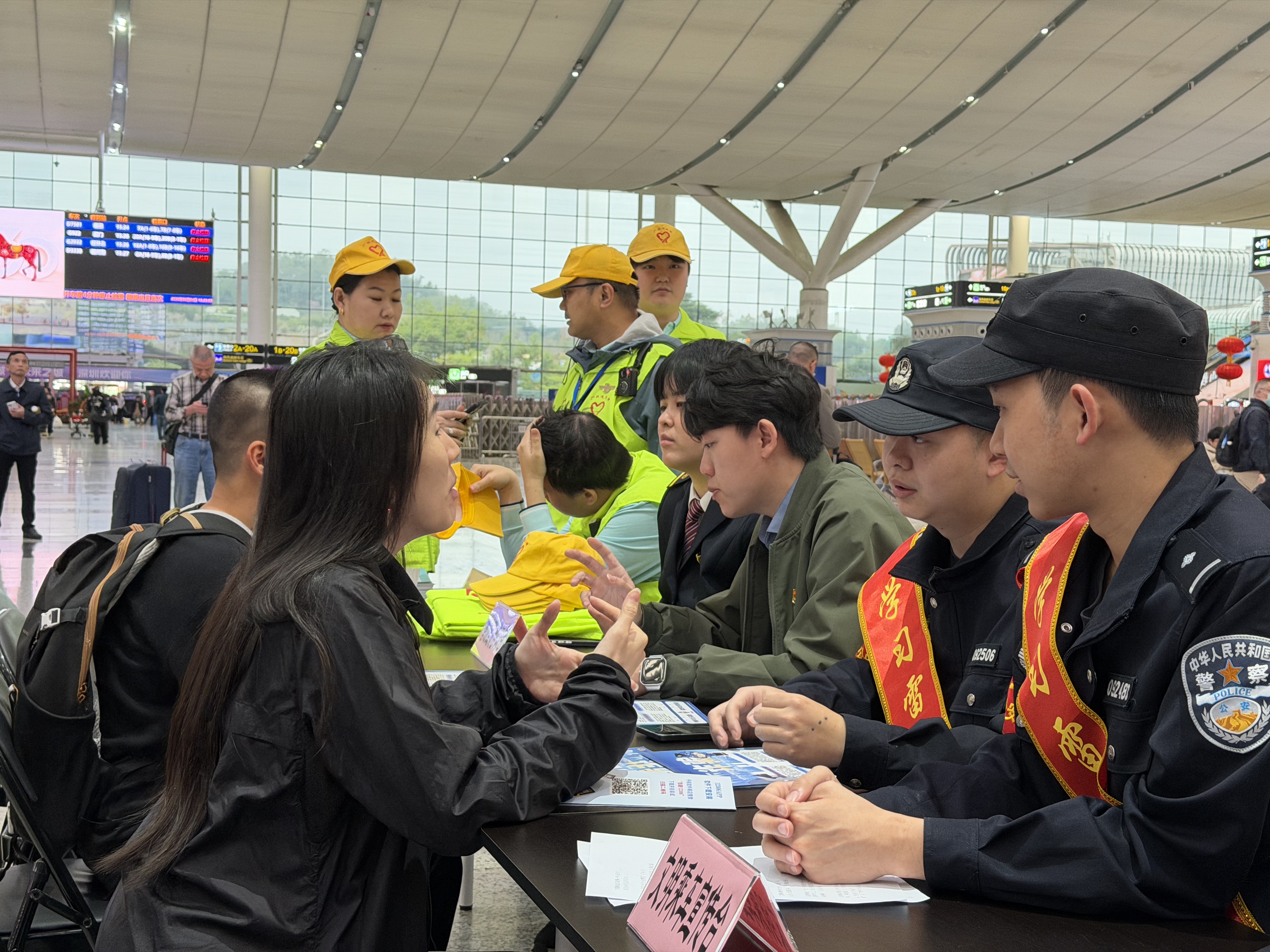 “雷锋精神”薪火传 全国岗位学雷锋标兵集体深圳铁路 “迎春花”服务队在行动