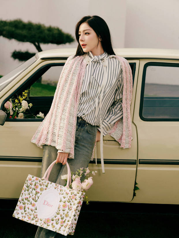 搜狐娱乐讯 1日，一组迪丽热巴美图释出。图中，她身着条纹衬衫与粉白针织开衫，气质清新又优雅。