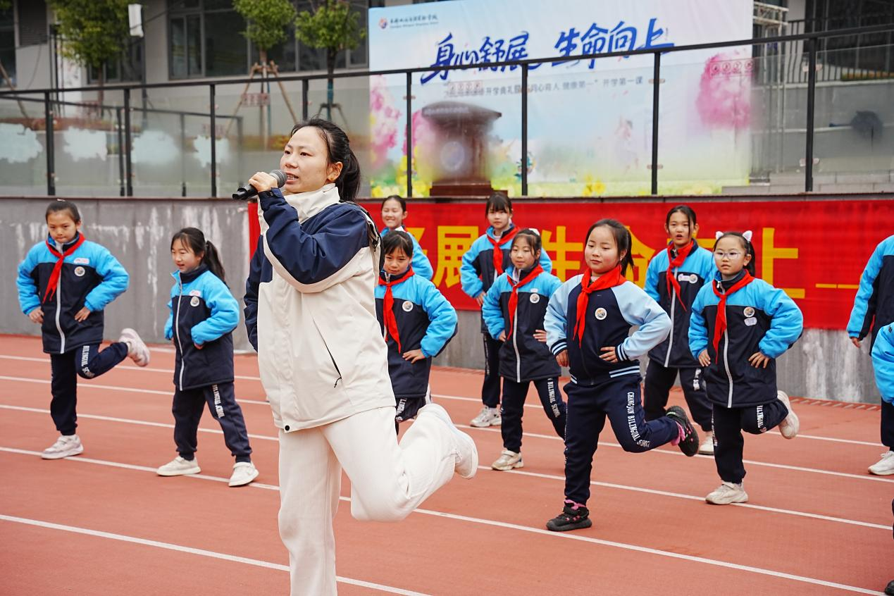 陈美老师带着全校师生做“身心舒展操”