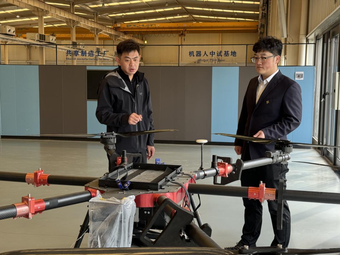 (机器人相关企业负责人为工行员工介绍公司研发的消防无人机)