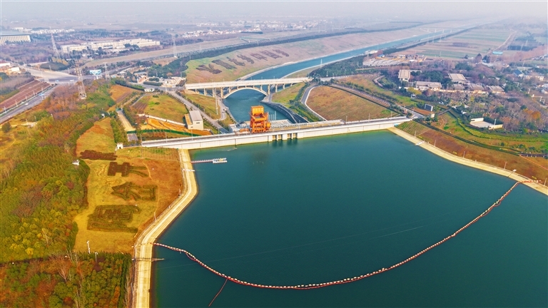 丹江口水库中的水通过位于淅川县九重镇的南水北调中线工程渠首，流向郑州、北京、天津等地。 王小军 摄