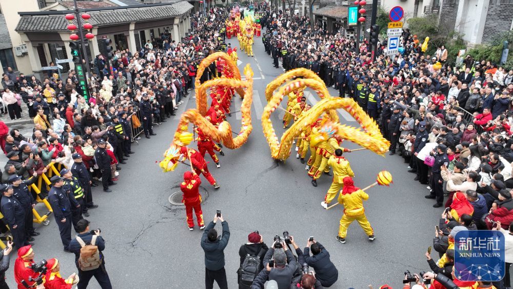 2月28日，舞龙队在浙江省湖州市德清县乾元镇第26届浙北乾龙灯会上巡游展演（无人机照片）。新华社发（谢尚国　摄）