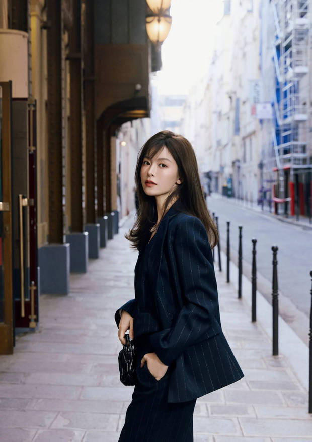 文咏珊回眸看镜头，一眼万年。