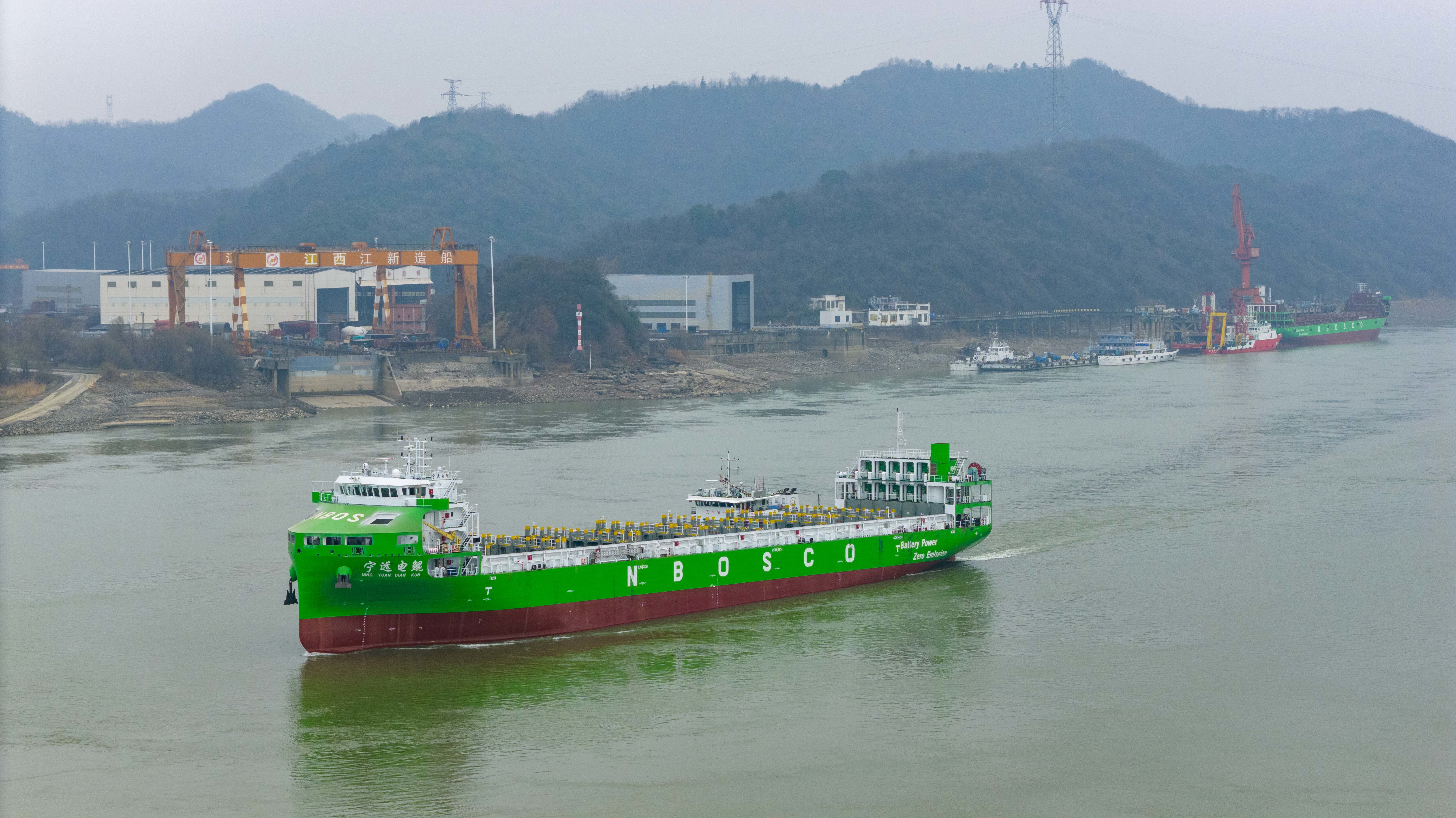 ▲“宁远电鲲”号海船