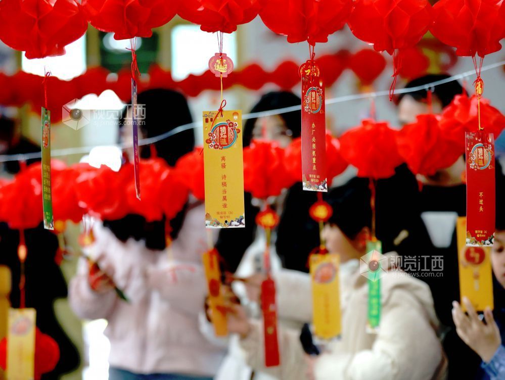 江西分宜:猜灯谜 闹元宵(图)