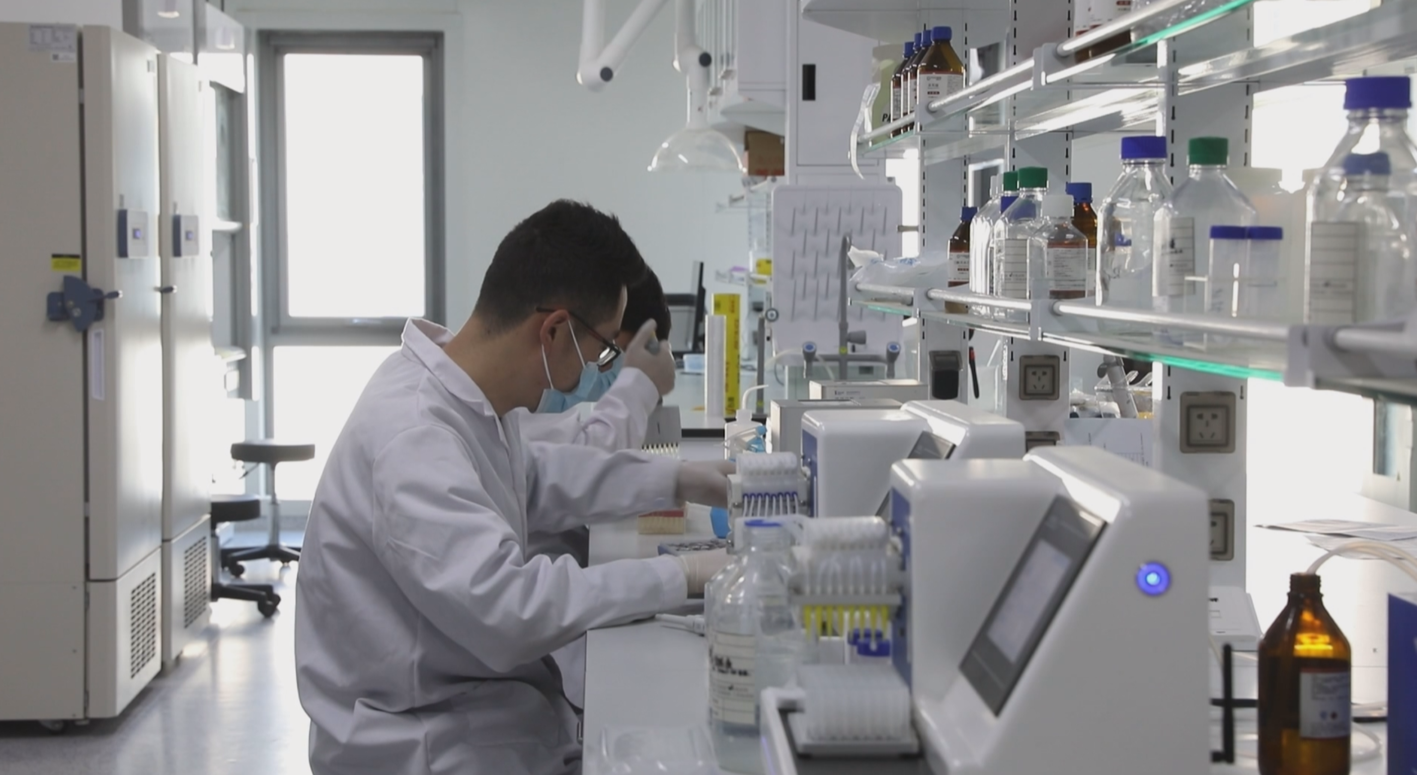 涿州国家模式动物表型与遗传研究重大科技基础设施内，科研人员正在进行实验。 涿州融媒供图