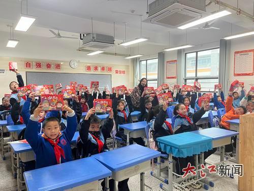 江西师范大学附属中学新龙校区的学生们开心地迎接新学期的到来。