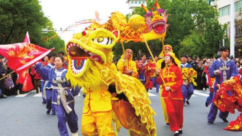 图为3月2日，“庐陵新年最吉安”“龙马跃庐陵窑火耀古今”2026江西元宵舞龙大会在吉安县庐陵文化广场开幕。图为踩街巡游。全媒体记者胡倚海摄