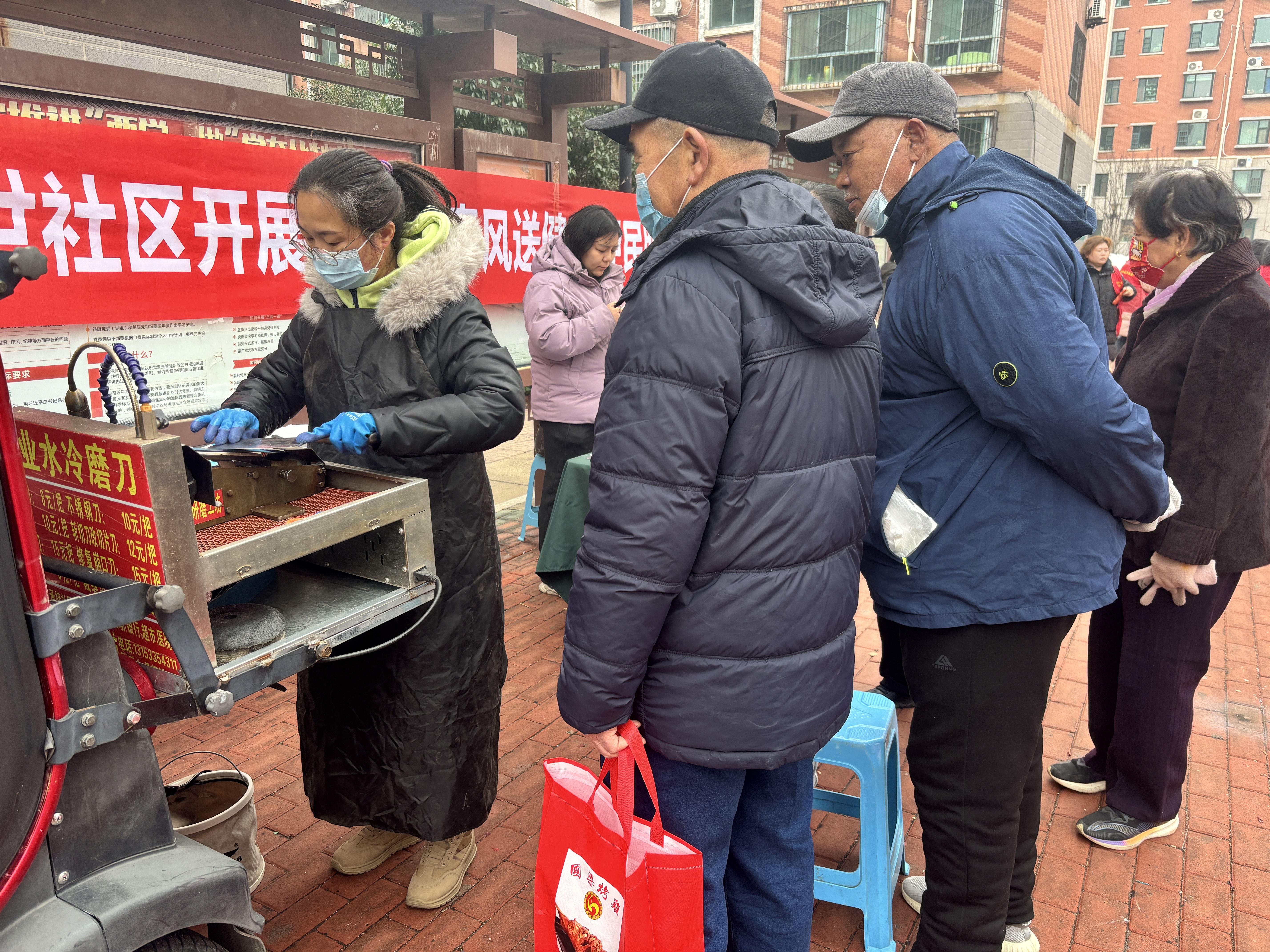 【学雷锋&middot;文明实践我行动】淄博经开区傅家镇盛世社区便民服务大集暖人心