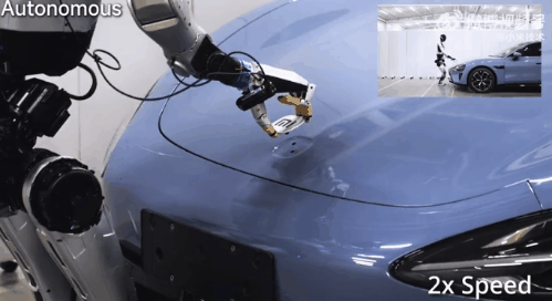 首次曝光!小米机器人给小米汽车安装车标:一气呵成 还会先撕膜