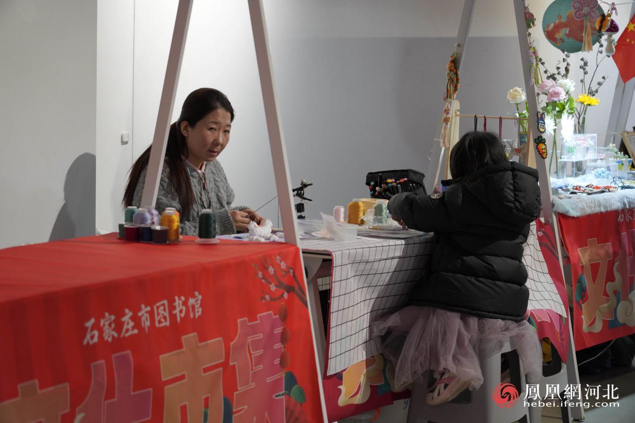 市民在集市买东西