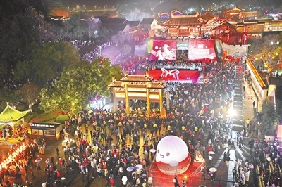 元宵夜的军门楼广场，随着一支支民俗队伍依次登场，现场汇成了欢乐的海洋。