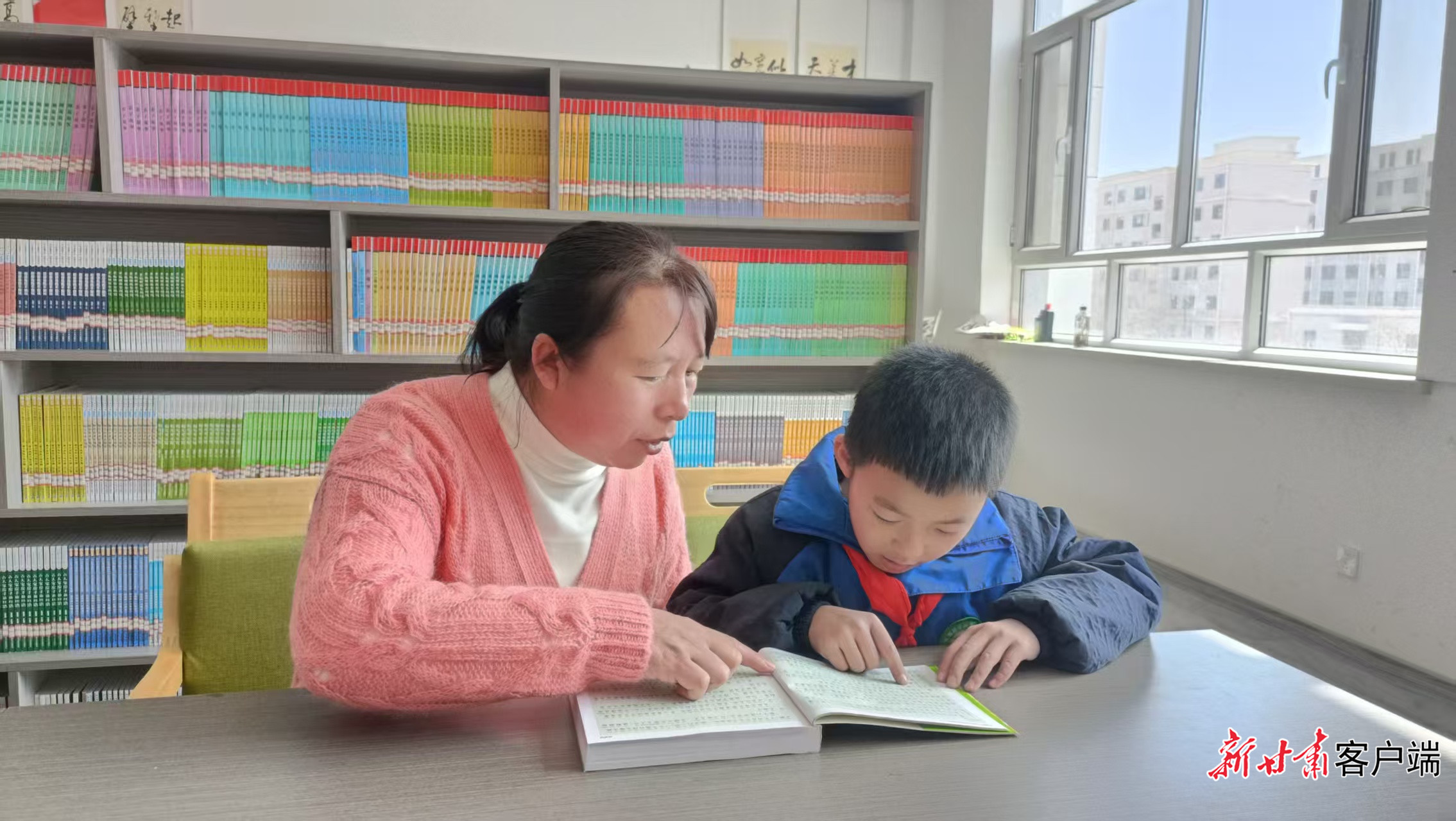 王玉红为留守儿童辅导功课