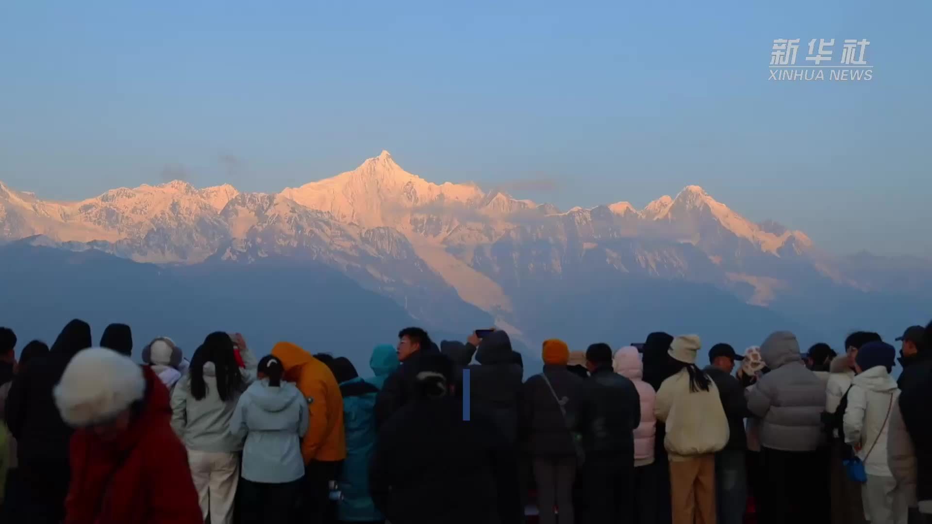 云南德钦：雪山迎客至 文旅人气旺