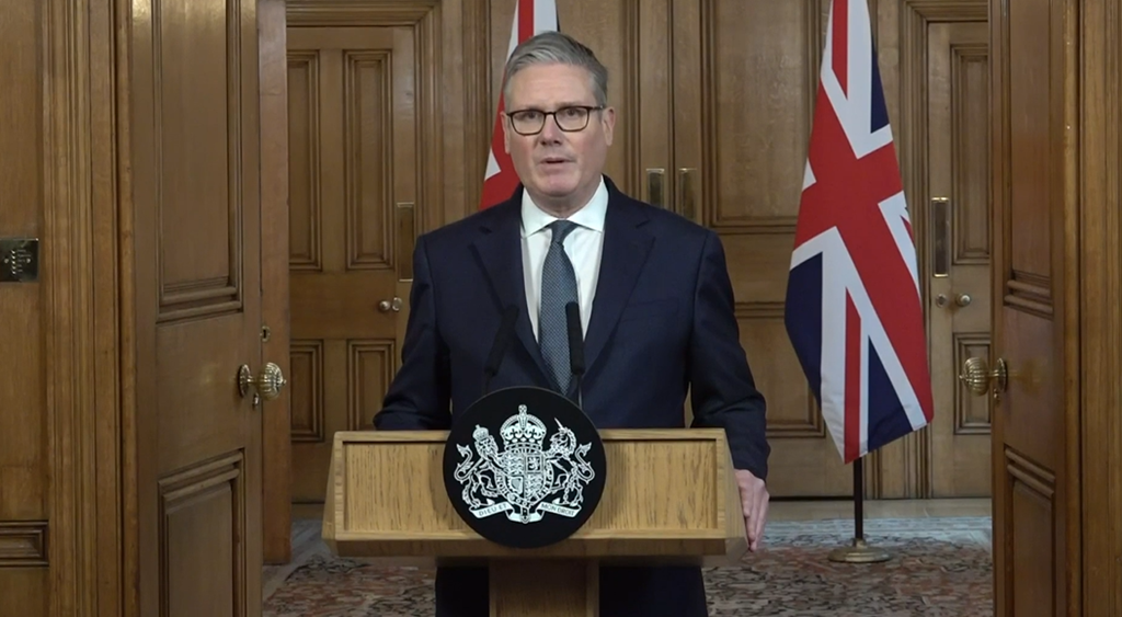 英首相称英国战机正参与中东“防御行动”