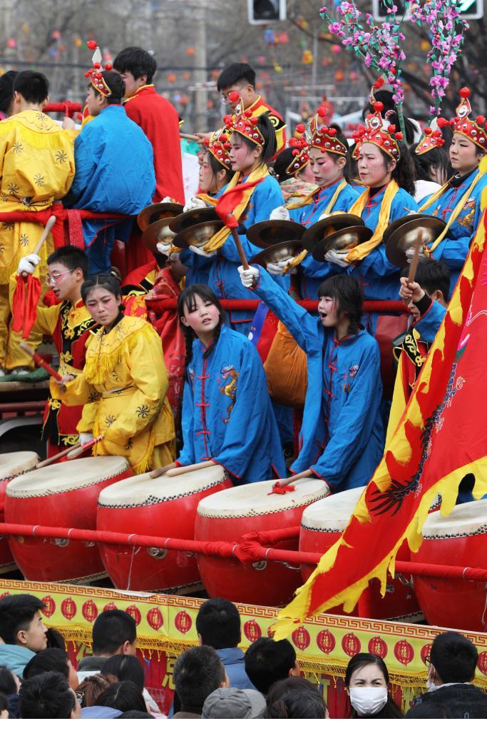 这是2月28日拍摄的甘肃省平凉市庄浪县的高抬社火巡街演出现场　新华社记者　张智敏　摄