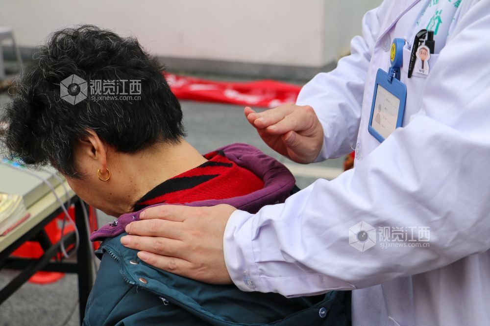 2026年3月5日，医护人员为居民开展颈部疾病推拿。