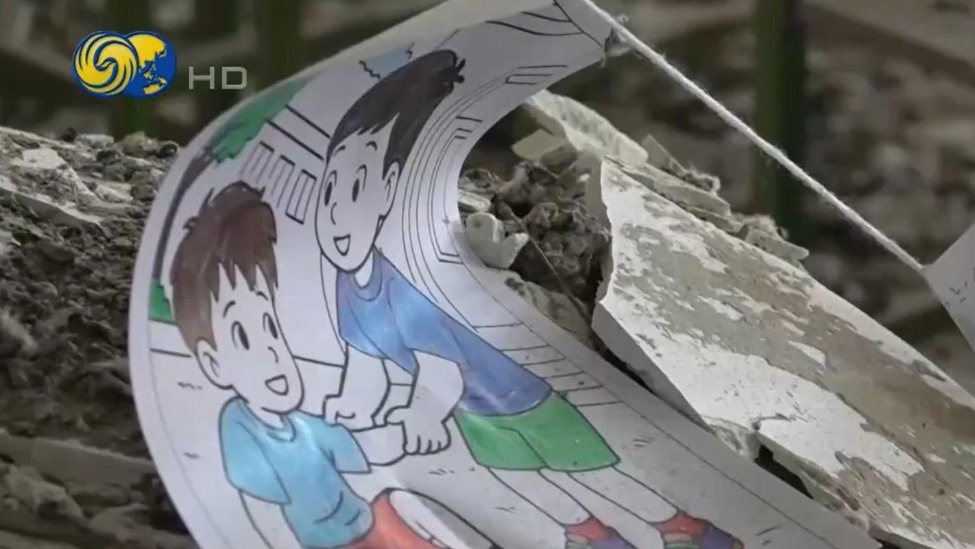 凤凰女记者探访德黑兰被炸小学：一片瓦砾，面目全非