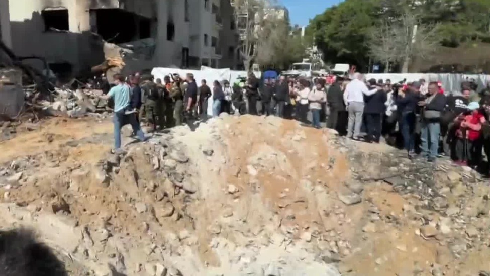 凤凰直击以色列遭袭地点惨状：弹坑深达2米