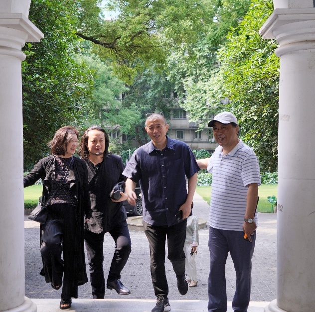 2024年6月，本文作者和毕飞宇与雕塑家陈建华、策展人洪燕夫妇做客艺术金陵