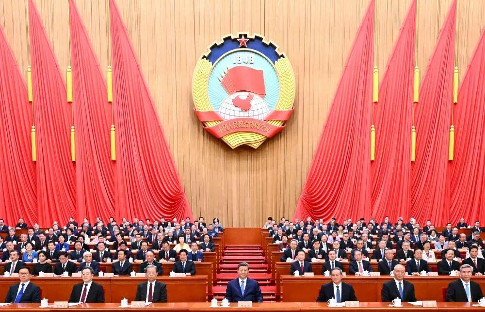 3月4日下午,中国人民政治协商会议第十四届全国委员会第四次会议在北京人民大会堂开幕。这是习近平、李强、赵乐际、蔡奇、丁薛祥、李希、韩正在主席台就座。新华社记者 燕雁 摄