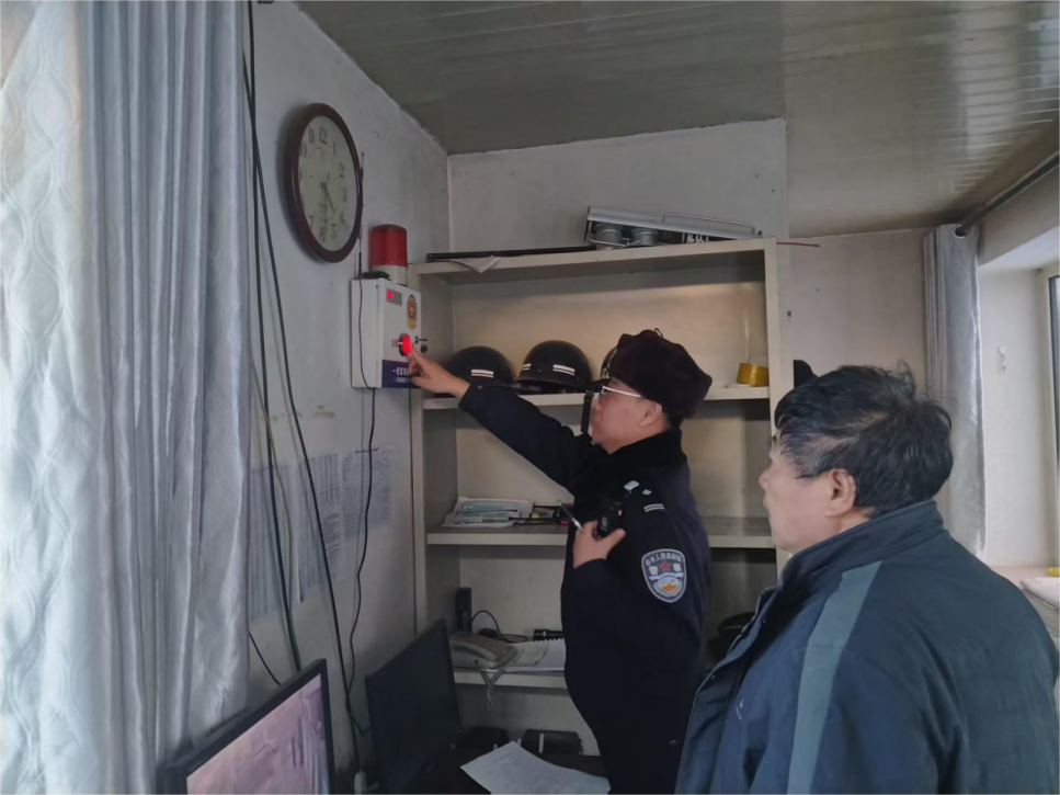 方正县公安局民警在校园警务室检查一键报警设备