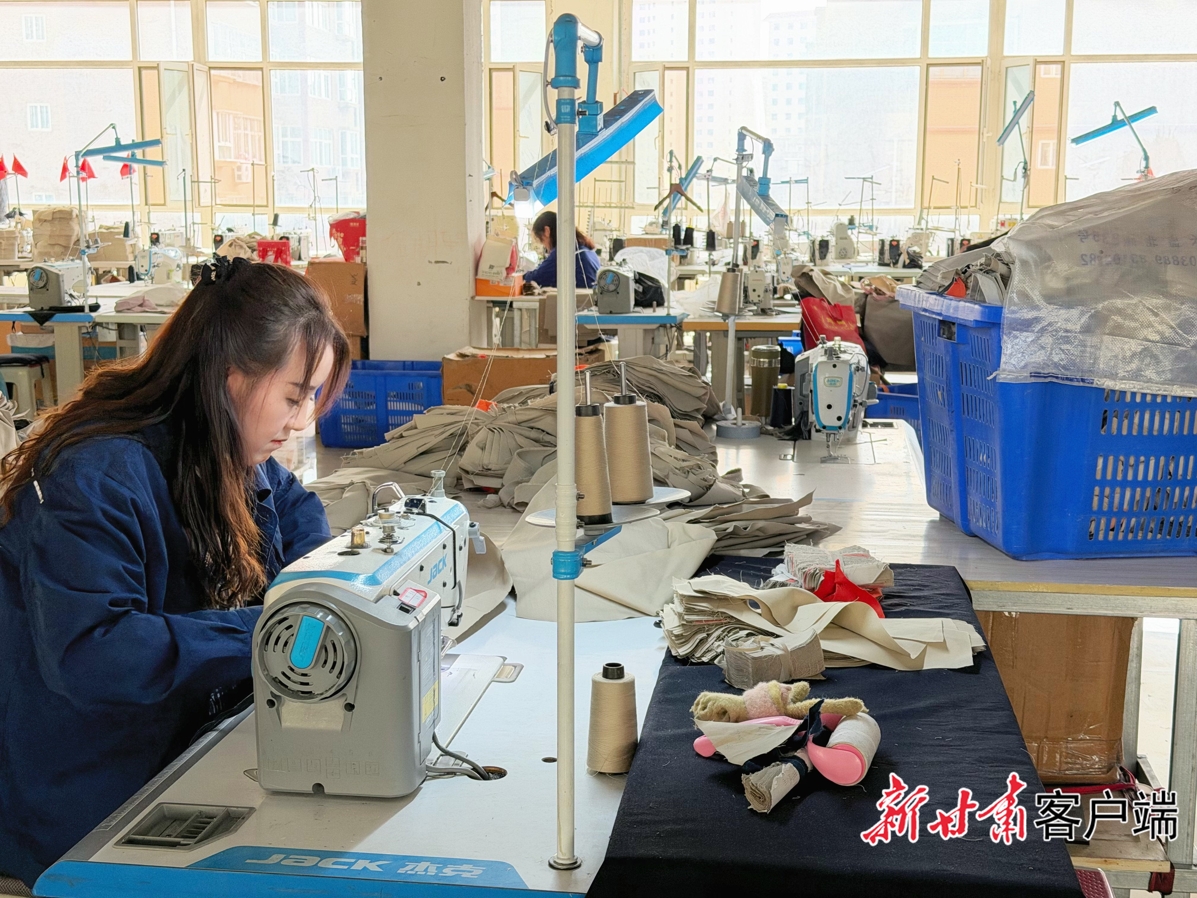 工人正在生产线工作