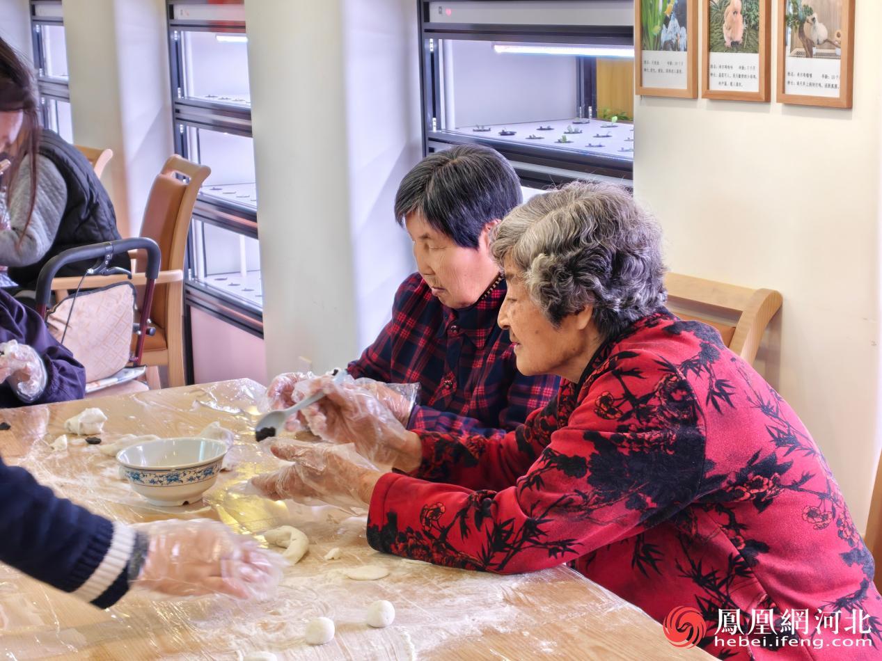 老人包元宵现场