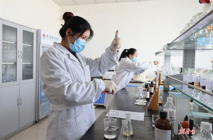 庆阳益翔药业有限公司工作人员检测干姜相关数据