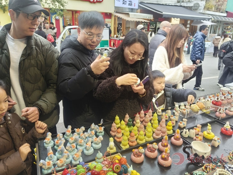 游客挑选生肖瓷马类商品