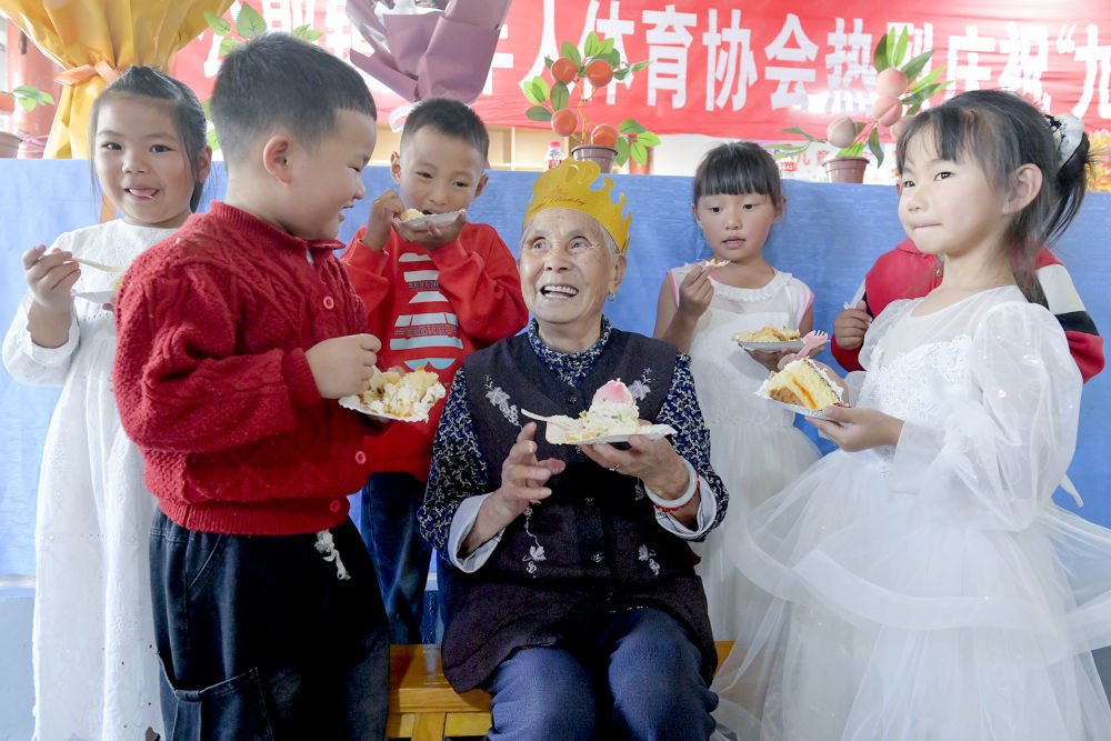 2025年10月28日，在云南省南涧彝族自治县公郎镇公郎村幸福小院，小朋友和老人一起庆祝重阳节。新华社发（适志宏摄）