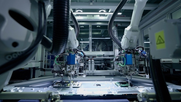 海信视像灯塔工厂板卡安装工位