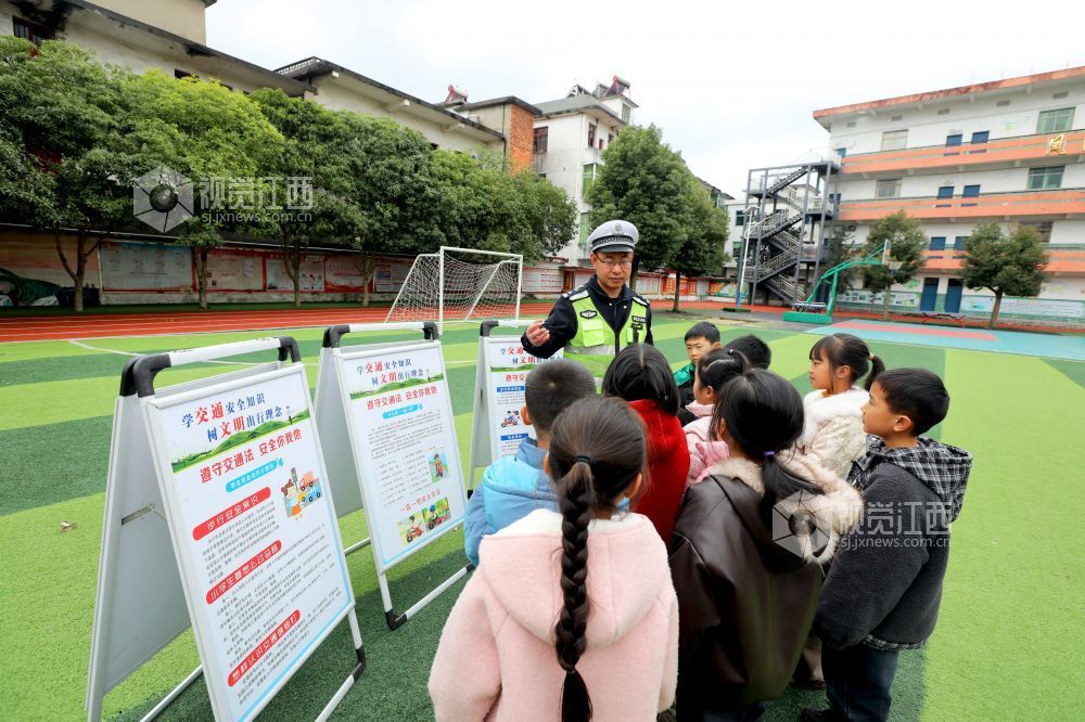 江西分宜：交通安全进校园 上好开学第一课（图）