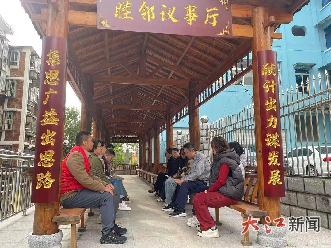 全国人大代表、北汽福田江西商用车事业部设备总工程师郑炜在社区调研（受访者供图）