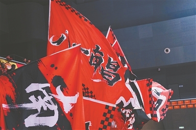南昌球迷挥舞旗帜呐喊助威