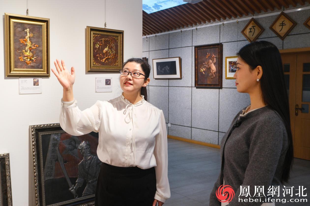 郭墨涵向凤凰网河北频道展示父亲的作品 李卓然摄