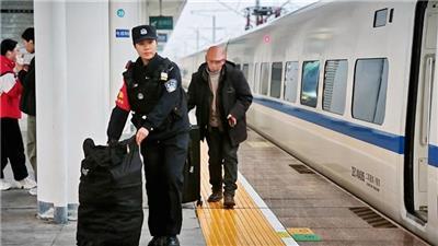 景德镇北站派出所民警李欣玥护送老人安全抵达站台并协助老人上车落座。（景德镇北站派出所 供图）