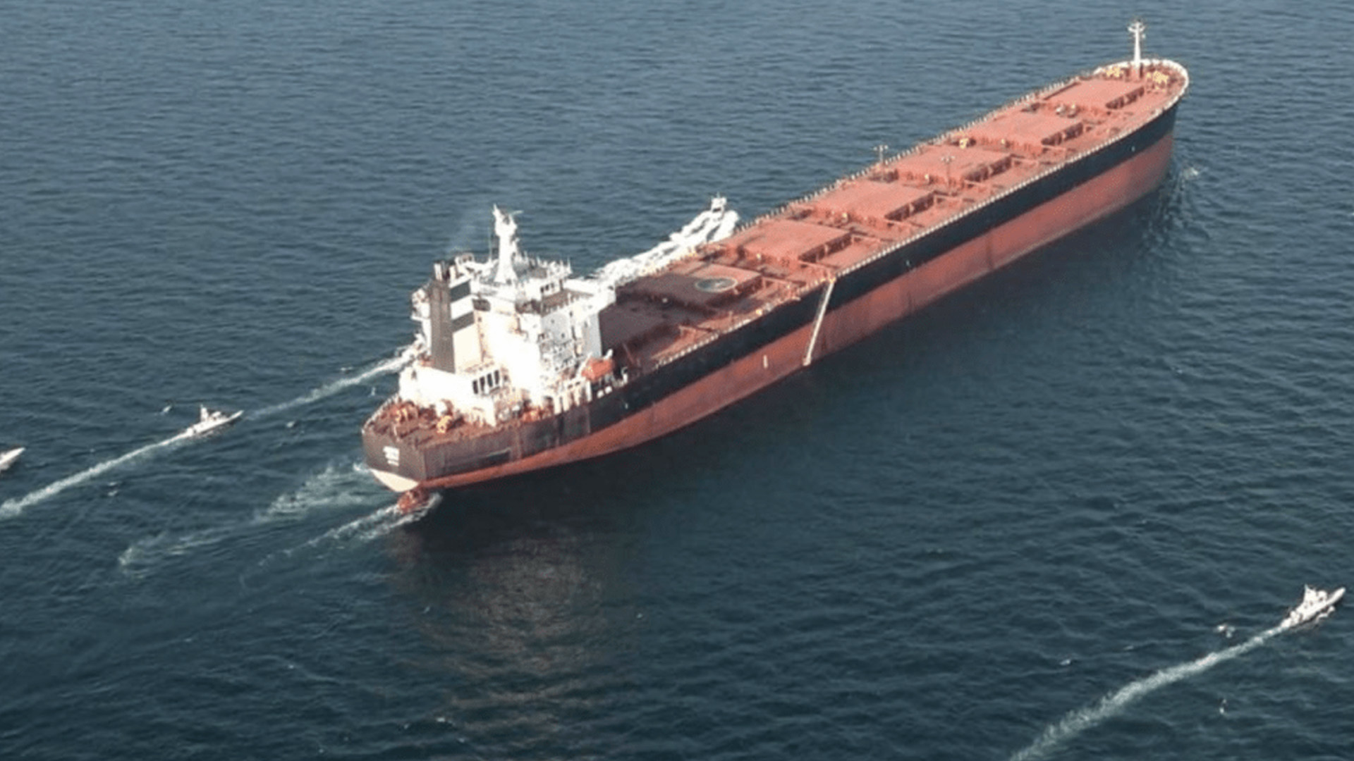 两艘中国货船确认成功通过霍尔木兹海峡 海湾数百艘油轮滞留待局势缓解