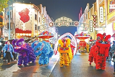 阳明路上，章贡区舞龙舞狮热闹非凡。