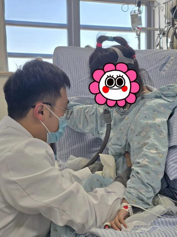 康复医学科黄飞治疗师在给患儿做康复