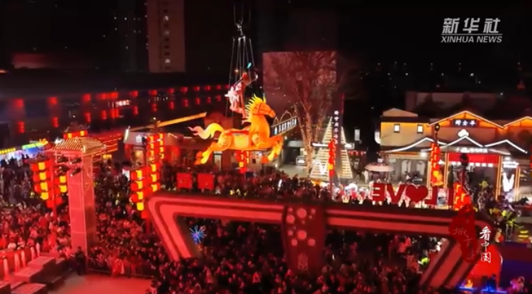 济宁城区麷街园区换上“盛装”。主题花灯点亮街区,传统年味与时尚趣味交织,吸引众多市民游客前来打卡。