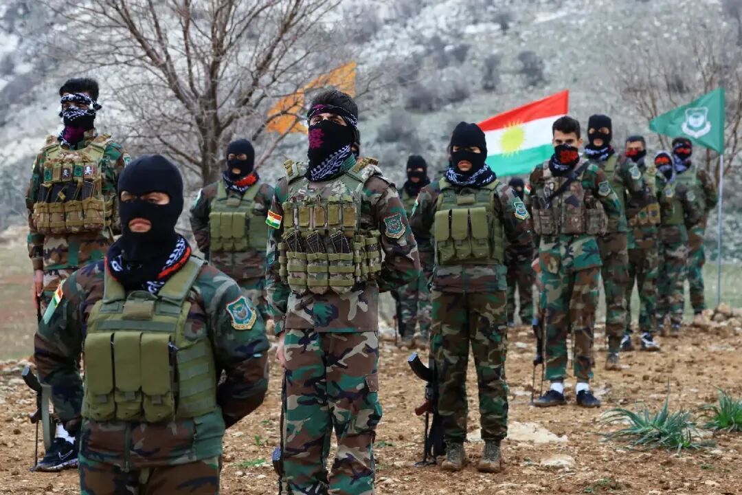 ▎2026年2月,来自库尔德斯坦自由党(PAK)的伊朗库尔德武装在伊拉克埃尔比勒郊区的基地参加了训练。图源:路透社