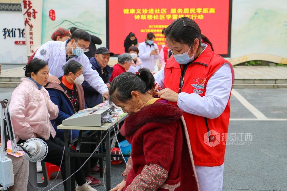 2026年3月5日，医护人员为居民开展中频脉冲电治疗。