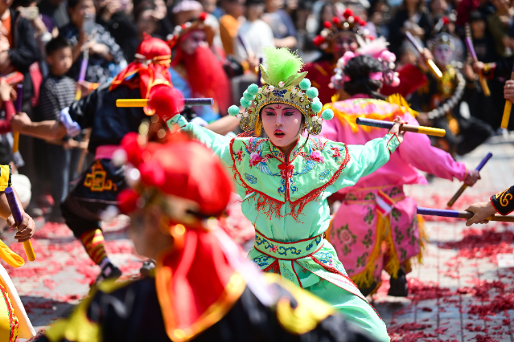2026年2月22日，广东省普宁市池尾街道上寮英歌队在街头表演英歌舞。新华社记者 陈晔华 摄