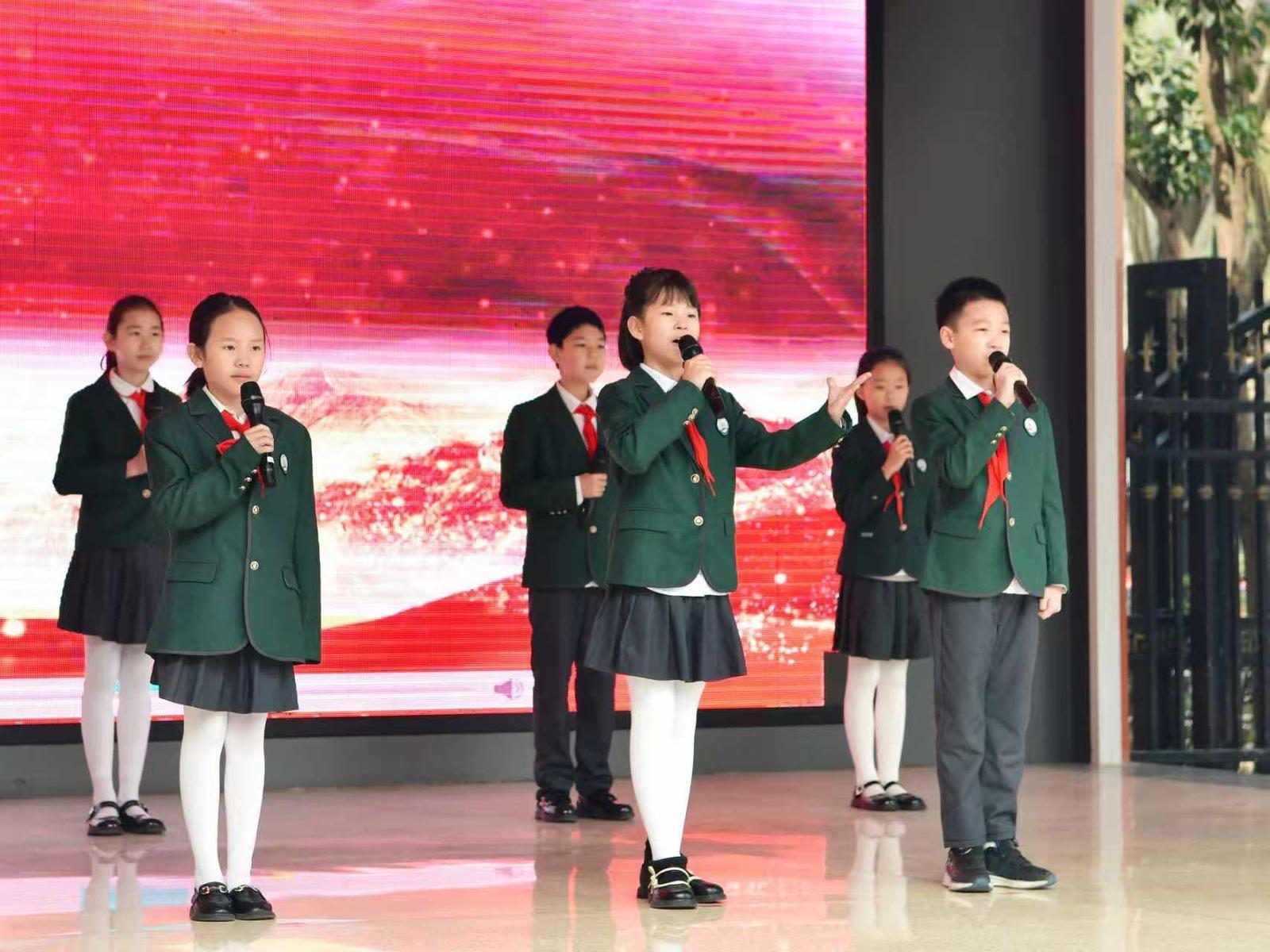 高新四小学子带来《春风启新程，雷锋在身边》主题朗诵（学校供图）