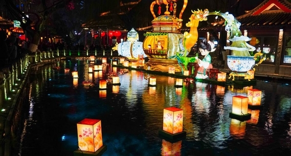 济南：泉水映彩灯 璀璨迎元宵